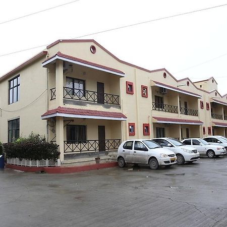 Leo Resorts Junagadh Εξωτερικό φωτογραφία