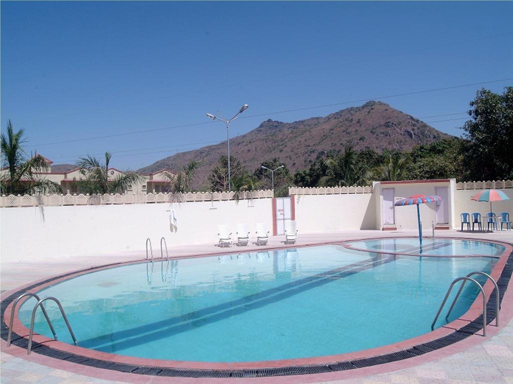 Leo Resorts Junagadh Εξωτερικό φωτογραφία