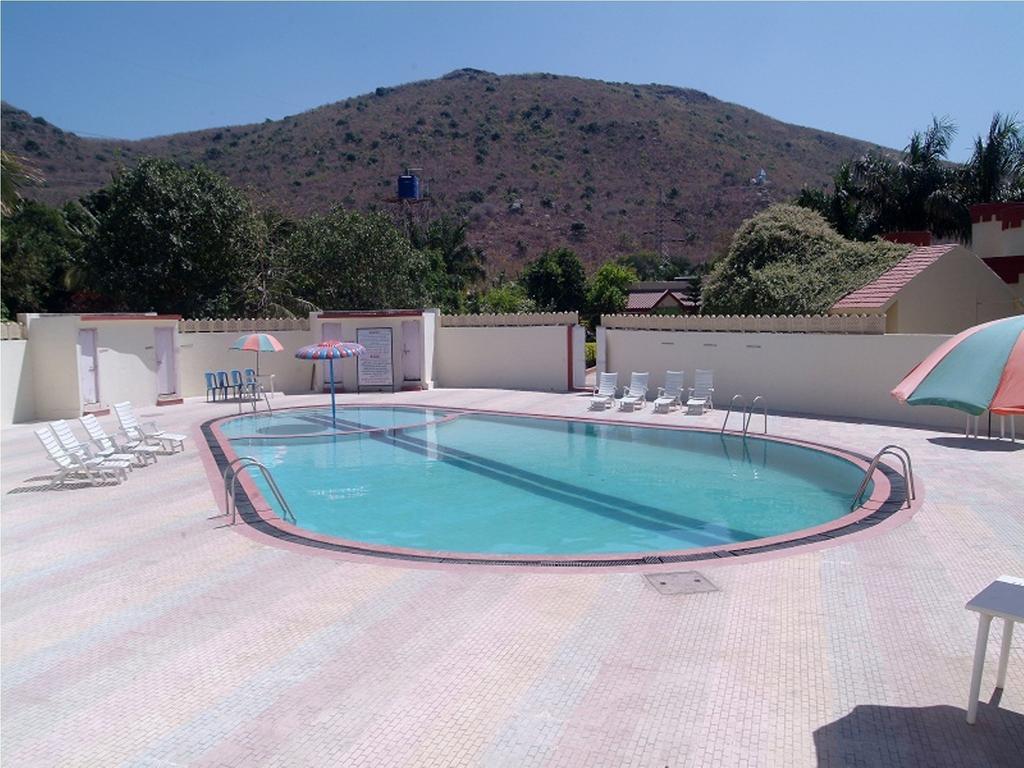 Leo Resorts Junagadh Εξωτερικό φωτογραφία