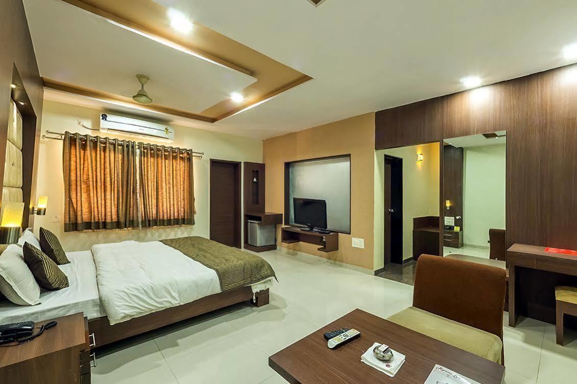 Leo Resorts Junagadh Εξωτερικό φωτογραφία